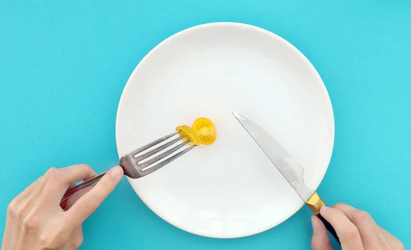 Mains féminines avec couverts et assiette vide — Photo