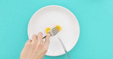 Eller çatal ve boş levha ile