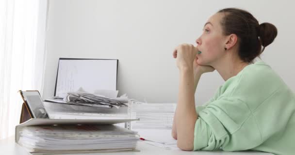 Comptable féminine avec des dossiers travaillant au bureau — Video