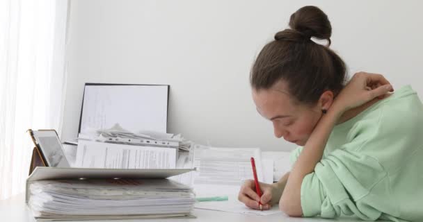 Vrouw doen papierwerk in office — Stockvideo