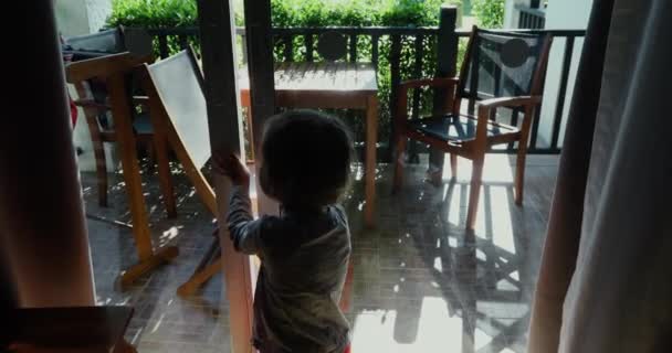 Pequeño niño abriendo la puerta en la casa — Vídeos de Stock