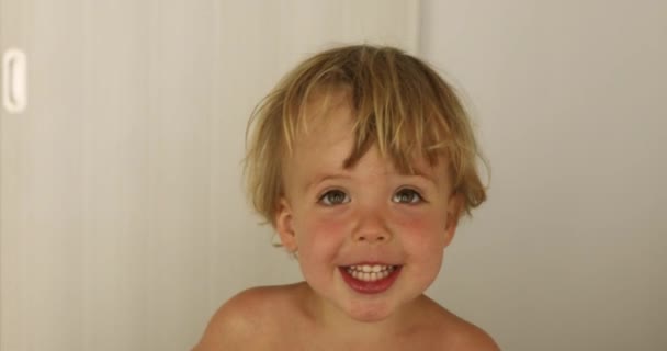 Чарівний щасливий хлопчик дивиться на камеру — стокове відео