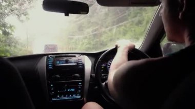 Adam yağmurda sürüş