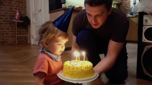 Niño celebrando su cumpleaños y soplando velas en la torta — Vídeos de Stock