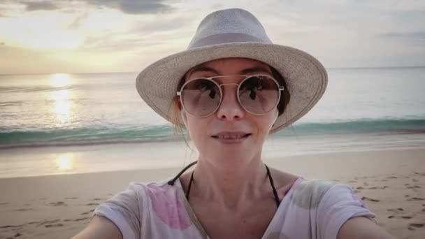 Frau macht Selfie am Meer — Stockvideo