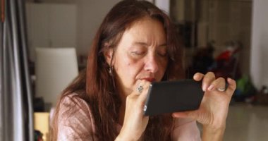 Akıllı telefon kullanan yaşlı kadın.