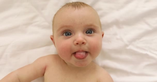 Schattig vrolijke baby weergegeven: tong — Stockvideo