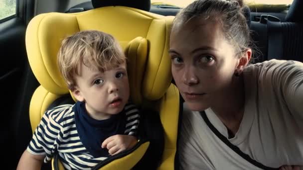 Μητέρα και γιος κάθεται στο αυτοκίνητο — Αρχείο Βίντεο