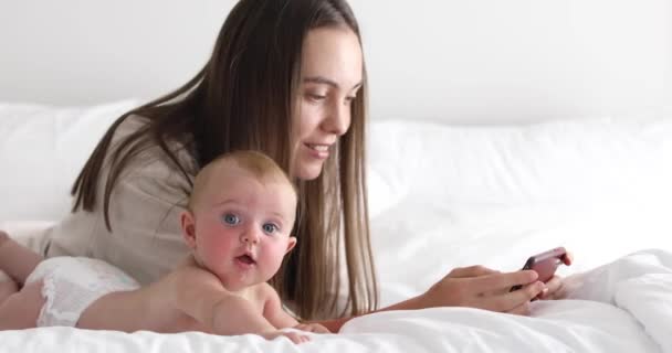 Mère avec petite fille utilise smartphone — Video