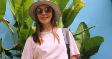 Tatilde heyecanlı genç erkek