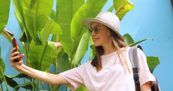 Возбужденная молодая женщина в отпуске делает селфи — стоковое видео
