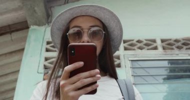 Şık erkek eski püskü building yakınındaki Smartphone kullanarak