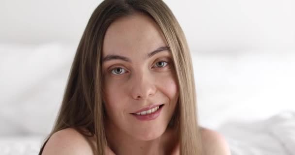 魅力的な陽気な若い女性 — ストック動画