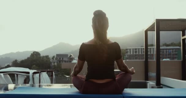 Йога и медитация в современном городе — стоковое видео
