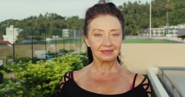 Retrato de una señora mayor madura feliz sonriendo a la cámara — Vídeo de stock