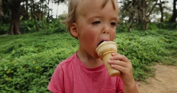 Dondurma yeme şirin yürümeye başlayan çocuk — Stok video