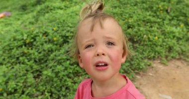 Çocuk gökte yüksek görünüyor. Portre