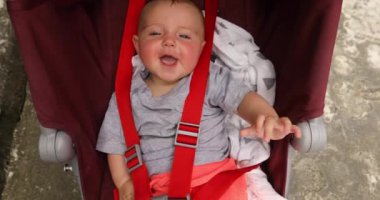 Güzel Bebek Bebek arabasındaki bebek