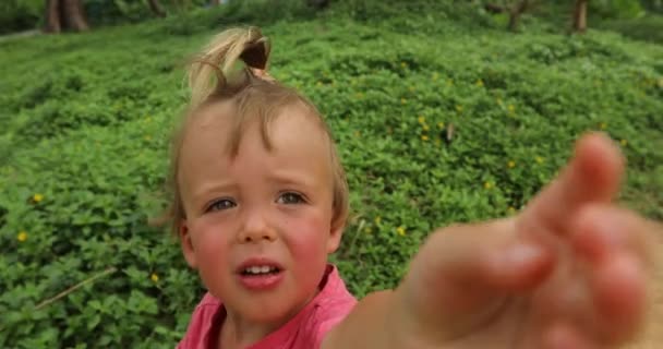 Маленький хлопчик простягає руку на камеру — стокове відео