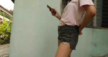 Sokakta Smartphone kullanarak kırpma kadın