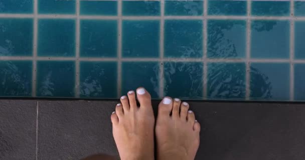 Crop pieds debout près de la piscine — Video