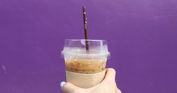 Cosecha mano con bebida caliente cerca de la pared violeta — Vídeo de stock