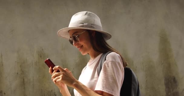 Vista Lateral Bela Jovem Com Mochila Sorrindo Navegando Smartphone Moderno — Vídeo de Stock