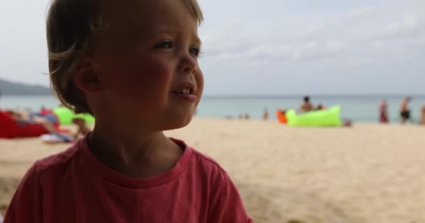 Niño divertido en la playa — Vídeos de Stock
