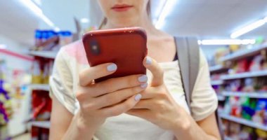 Telefon içinde belgili tanımlık stok kullanan kadın