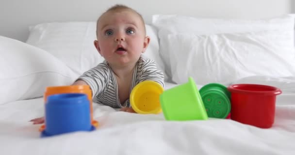 Komik bebek yatak üstünde toys ile — Stok video