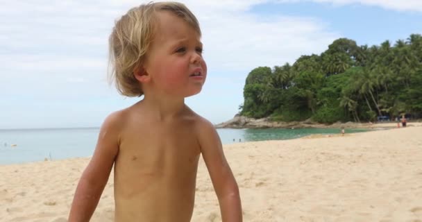 Niño divertido en la playa — Vídeo de stock