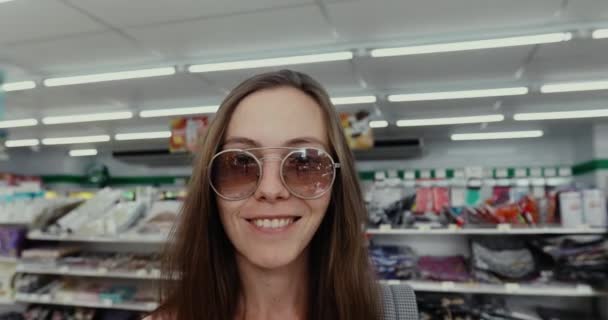 Portré fiatal nő áll, a kamera és a mosoly — Stock videók