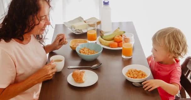 Grand-mère et petit-fils prennent le petit déjeuner le matin — Video