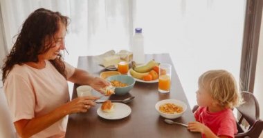 Yetişkin kadın çocukla kahvaltı keyfi