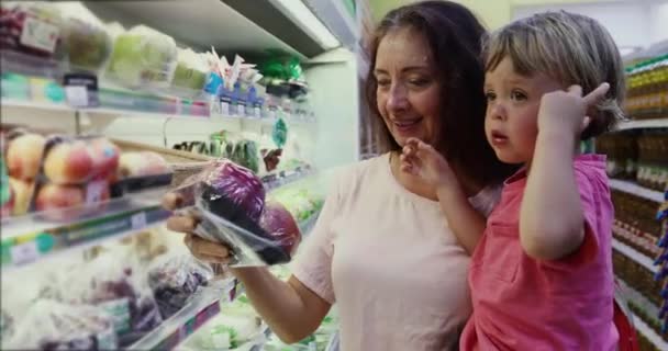 Felnőtt nő a gyerek együtt vásárlás — Stock videók