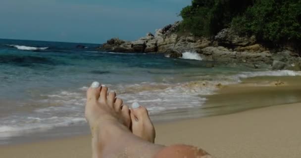 Voeten in het zand op het strand — Stockvideo