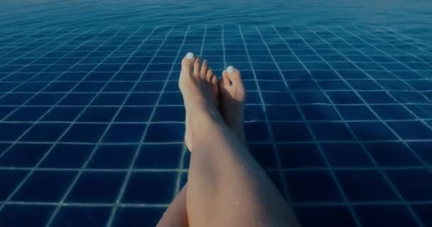 Женщина в бассейне наслаждается отдыхом — стоковое видео