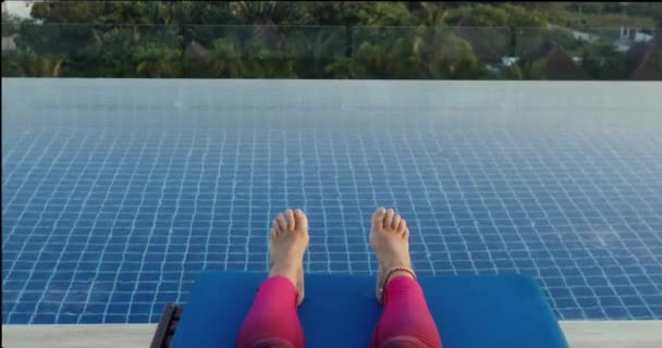 Cultivo piernas cerca de la piscina — Vídeos de Stock