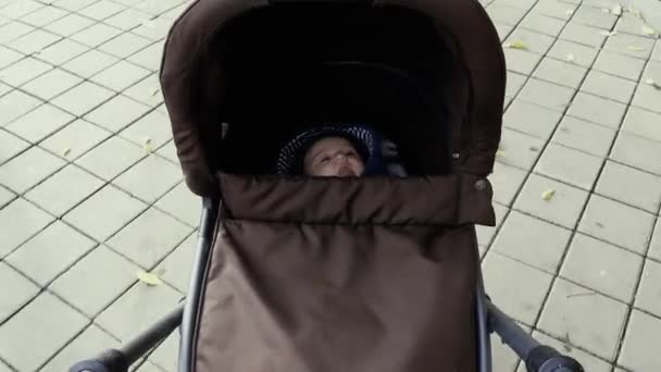 Очаровательный Ребенок Лежит Коляске Время Прогулки Городской Улице — стоковое видео