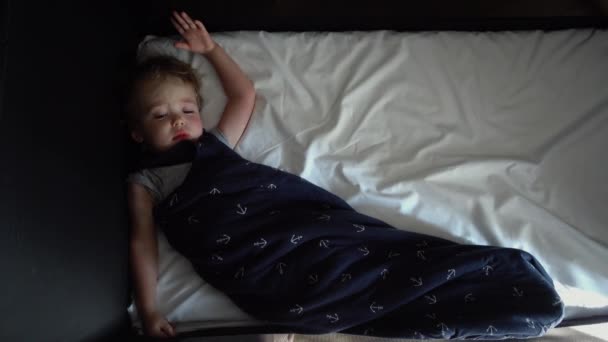 Мила дитина спить в ліжку — стокове відео