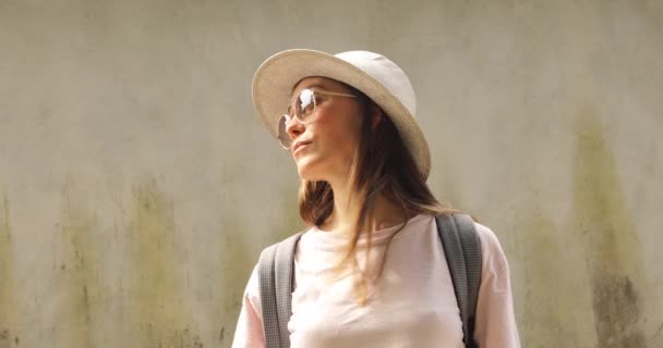 Jolie Jeune Femme Dans Des Lunettes Soleil Mode Chapeau Regardant — Video