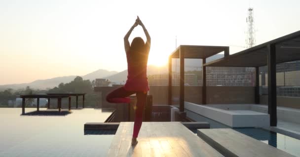 Anonymous female doing yoga on roof — Stock Video