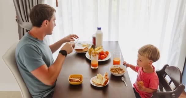 Vader en kind genieten van ontbijt — Stockvideo
