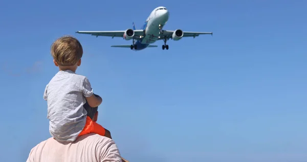 Pai e filho a vigiar o avião de aterragem — Fotografia de Stock