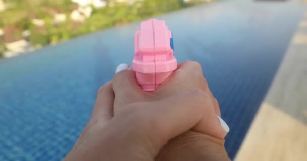 Schieten een zwembad water gun automatische waterpistool — Stockvideo