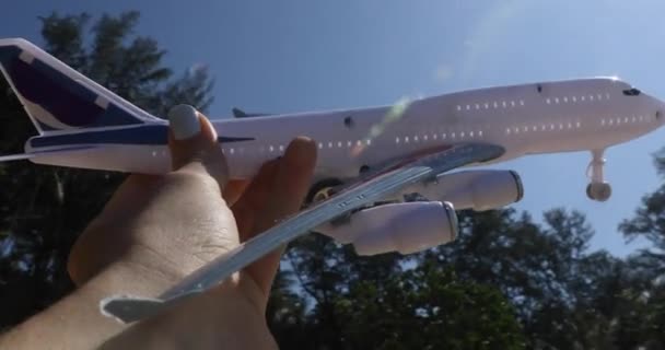 Женщины держат в руках игрушечный самолет — стоковое видео