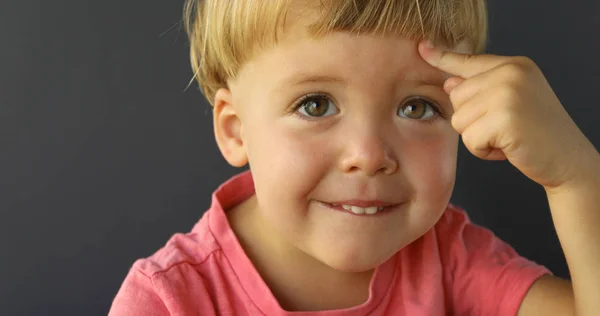 Niño con una IDEA en la frente — Foto de Stock