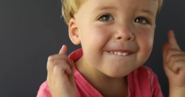 Babyjongen touch zijn oor — Stockvideo