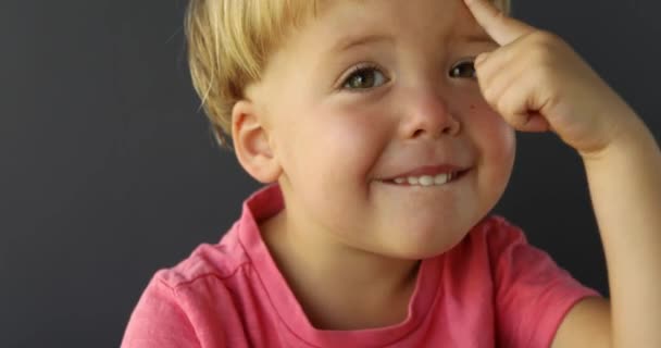 Niño con una IDEA en la frente — Vídeos de Stock