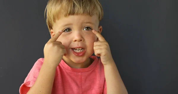 Chico señala sus dedos de ambas manos en sus ojos — Foto de Stock